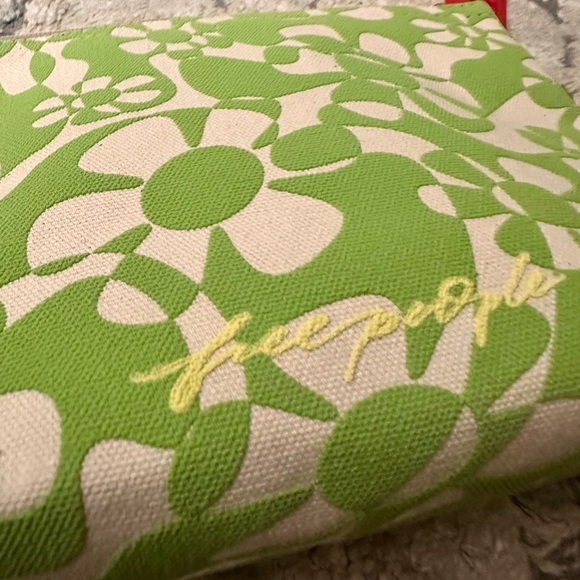 Free People make up bag ✨💚 - Picture 4 of 5